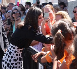 Doña Letizia saluda al público al término de su visita a los Centro Escolares