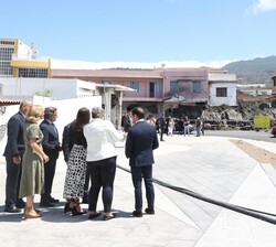 Las autoridades explican la situación de Puerto Naos a Su Majestad la Reina