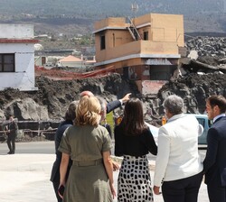 Doña Letizia observa de primera mano, la situación actual de Puerto Naos