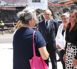 Su Majestad la Reina atiende a las explicaciones de unas ciudadanas de la zona