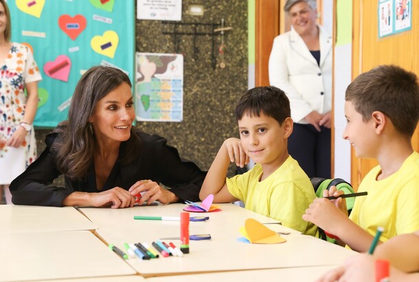 Doña Letizia charla con los alumnos durante su visita