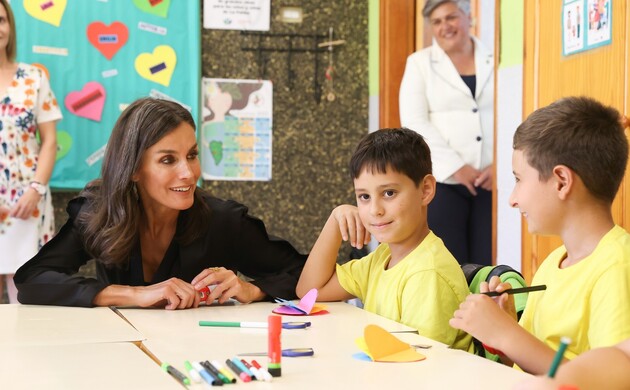 Doña Letizia charla con los alumnos durante su visita