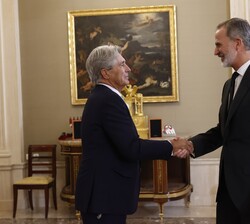 Su Majestad el Rey recibe el saludo del rector de la Universidad de Alcalá, José Vicente Saz Pérez