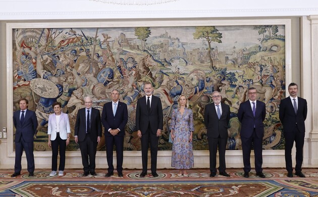 Su Majestad el Rey junto al Comité de Dirección del Centro de Estudios de Políticas Públicas y Gobierno (CEPPYG) de la Universidad de Alcalá