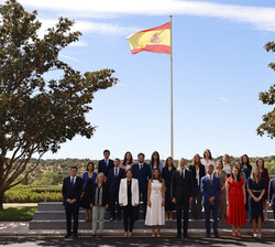 Su Majestad el Rey junto a las promociones de 2018 y 2019 del Cuerpo de Inspectores del Servicio Oficial de Inspección, Vigilancia y Regulación del Co