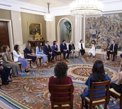 Vista general del Salón de Magnolias durante la audiencia de Su Majestad el Rey con las promociones de 2018 y 2019 del Cuerpo de Inspectores del Servi