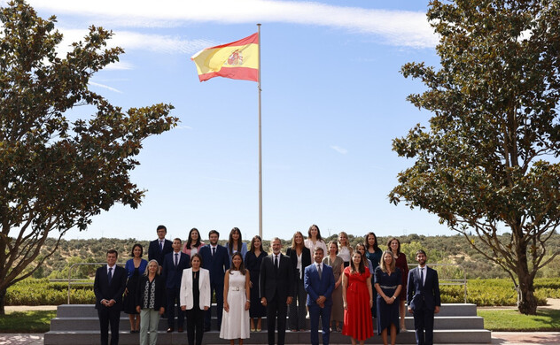 Su Majestad el Rey junto a las promociones de 2018 y 2019 del Cuerpo de Inspectores del Servicio Oficial de Inspección, Vigilancia y Regulación del Co