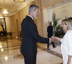 Su Majestad el Rey recibe el saludo de la directora en funciones del Servicio Jurídico, María José Alonso Gómez