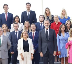 Don Felipe junto a los nuevos funcionarios del Cuerpo Superior de Letrados de la Administración de la Seguridad Social