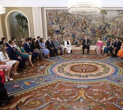 Su Majestad el Rey conversa con los asistentes a la audiencia
