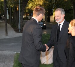 Su Majestad el Rey recibe el saludo del embajador de Reino Unido en España, Hugh Elliott