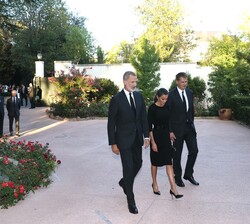 Sus Majestades los Reyes acompañados por el embajador de Reino Unido en España, se dirigen al interior para firmar en el libro de condolencias