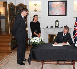 Su Majestad el Rey durante la firma en el Libro de Condolencias con motivo del fallecimiento de la Reina Isabel II del Reino Unido de Gran Bretaña e I