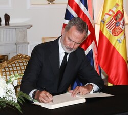 Su Majestad firma el Libro de Condolencias con motivo del fallecimiento de la Reina Isabel II del Reino Unido de Gran Bretaña e Irlanda del Norte