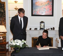 Su Majestad la Reina firma el Libro de Condolencias con motivo del fallecimiento de la Reina Isabel II del Reino Unido de Gran Bretaña e Irlanda del N