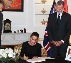 Su Majestad la Reina durante la firma del Libro de Condolencias junto a Su Majestad el Rey