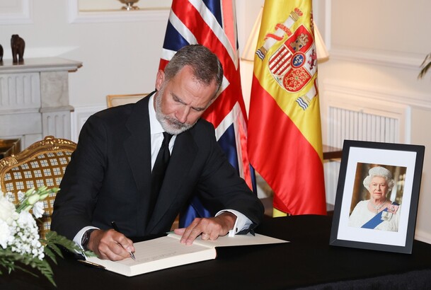 Su Majestad firma el Libro de Condolencias con motivo del fallecimiento de la Reina Isabel II del Reino Unido de Gran Bretaña e Irlanda del Norte