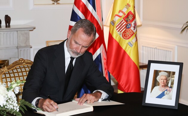 Su Majestad firma el Libro de Condolencias con motivo del fallecimiento de la Reina Isabel II del Reino Unido de Gran Bretaña e Irlanda del Norte
