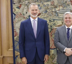 Su Majestad el Rey con el ministro de Relaciones Exteriores de la República Oriental del Uruguay, Francisco Bustillo