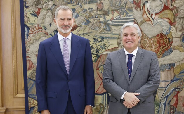 Su Majestad el Rey con el ministro de Relaciones Exteriores de la República Oriental del Uruguay, Francisco Bustillo