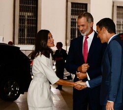 Sus Majestades recibidos por el presidente del Gobierno, Pedro Sánchez