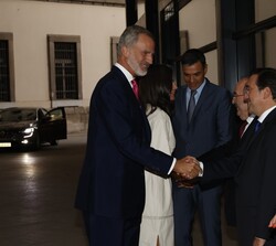 Sus Majestades los Reyes saludados por el ministro de Asuntos Exteriores, Unión europea y Cooperación, José Manuel Albares