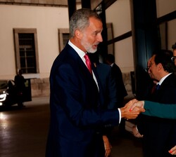 Sus Majestades los Reyes saludados por la ministra de Cultura de la República Francesa, Rima Abdul