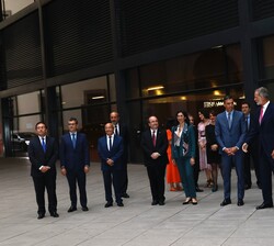 Sus Majestades los Reyes acompañados por las autoridades presentes en al acto