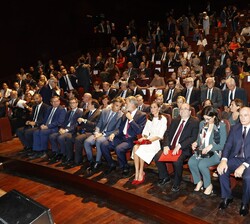 Sus Majestades los Reyes en el interior del auditorio acompañados por las autoridades presentes en al acto