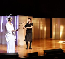 Escenario del auditorio durante la representación artística de poemas de Pablo Picasso