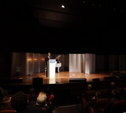 Vista general del escenario del auditorio durante la intervención de Don Felipe