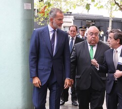 El Rey, a su llegada al Espacio "Maldonado" de Madrid, conversa con el secretario de Estado de Justicia, Antonio Julián Rodríguez Esquerdo, 