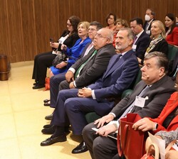 Su Majestad el Rey en la primera fila de asientos antes del inicio del acto