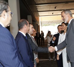 Sus Majestades los Reyes recibidos por el delegado del Gobierno en Castilla-La Mancha, Francisco Tierraseca; el alcalde de Guadalajara, Alberto Rojo