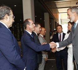 Sus Majestades los Reyes recibidos por el alcalde de Guadalajara, Alberto Rojo