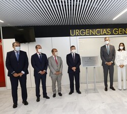 Sus Majestades los Reyes descubren una placa conmemorativa del acto