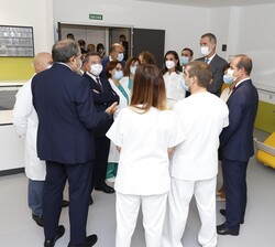 Don Felipe y Doña Letizia durante su recorrido por la ampliación del Hospital Universitario de Guadalajara