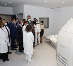 Don Felipe y Doña Letizia durante su recorrido por las nuevas instalaciones del Hospital Universitario de Guadalajara