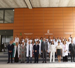 Sus Majestades los Reyes con las autoridades y persosonal del Hospital