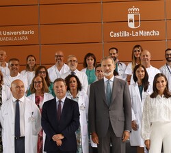 Sus Majestades los Reyes acompañados por las autoridades y persosonal del Hospital