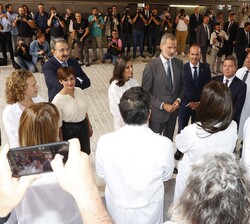 Sus Majestades los Reyes conversan con los profesionales especialistas