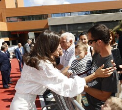 Doña Letizia saluda a su salida del Hospital Universitario de Guadalajara