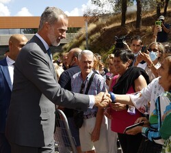 Don Felipe saluda a su salida del Hospital Universitario de Guadalajara