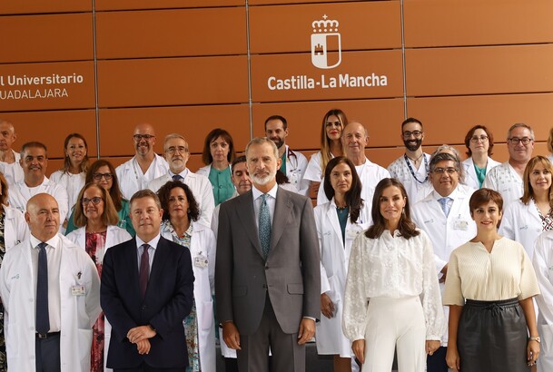 Sus Majestades los Reyes acompañados por las autoridades y persosonal del Hospital