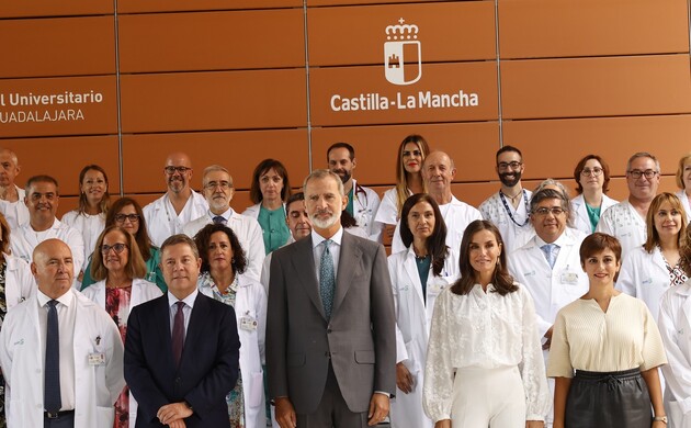 Sus Majestades los Reyes acompañados por las autoridades y persosonal del Hospital