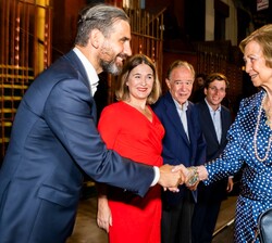 A su llegada, Su Majestad la Reina Doña Sofía recibe el saludo de las autoridades