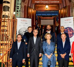 Su Majestad la Reina Doña Sofía junto a las autoridades que la recibieron a su llegada