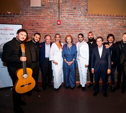 Su Majestad la Reina Doña Sofía junto a los artístas que participan en el espectáculo "Authentic Flamenco" y el alcalde de Madrid, José Luis