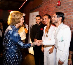 Su Majestad la Reina Doña Sofía recibe el saludo de Amador Rojas, director artístico y bailarín