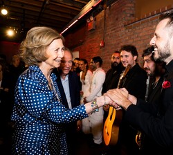 Doña Sofía recibe el saludo de los artistas participantes en el espectáculo "Authentic Flamenco"